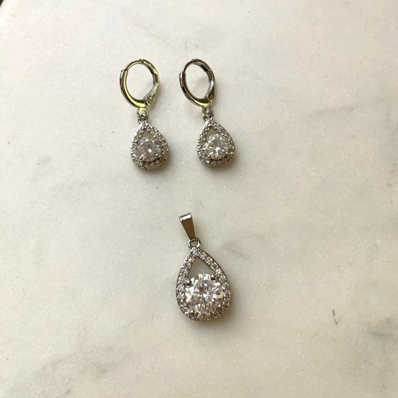 Silver Halo setting Cubic Zirconia/Swarovski crystal earrings matching pendant - Picture 1 of 3